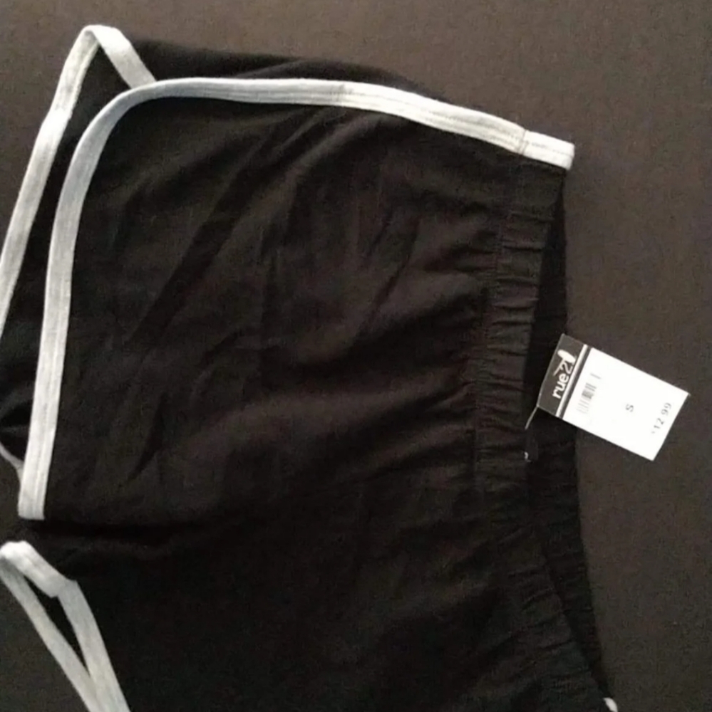 (nwt)Small black & medium pink rue 21 shorts